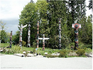 [ totem poles at stanley park in vancouver ]