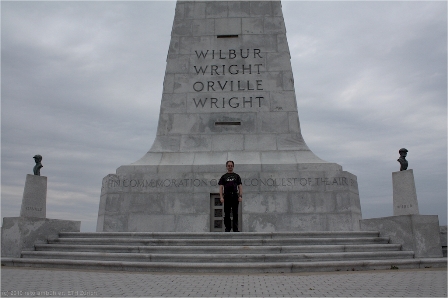 Reto vor dem Wright Brothers Monument in Kitty Hawk, North Carolina