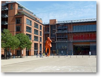 orange-statue beim eingang zum konferenz-zentrum in lyon